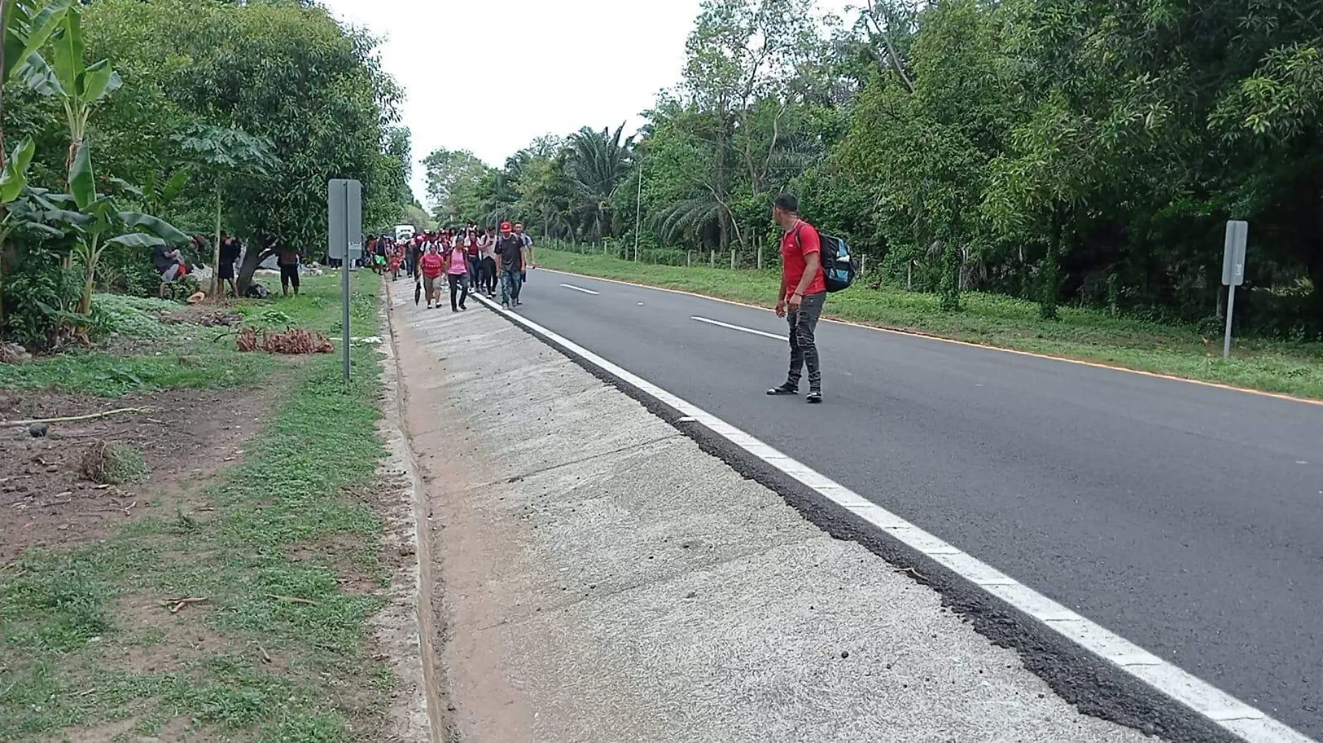 migrantes caminando en la costera